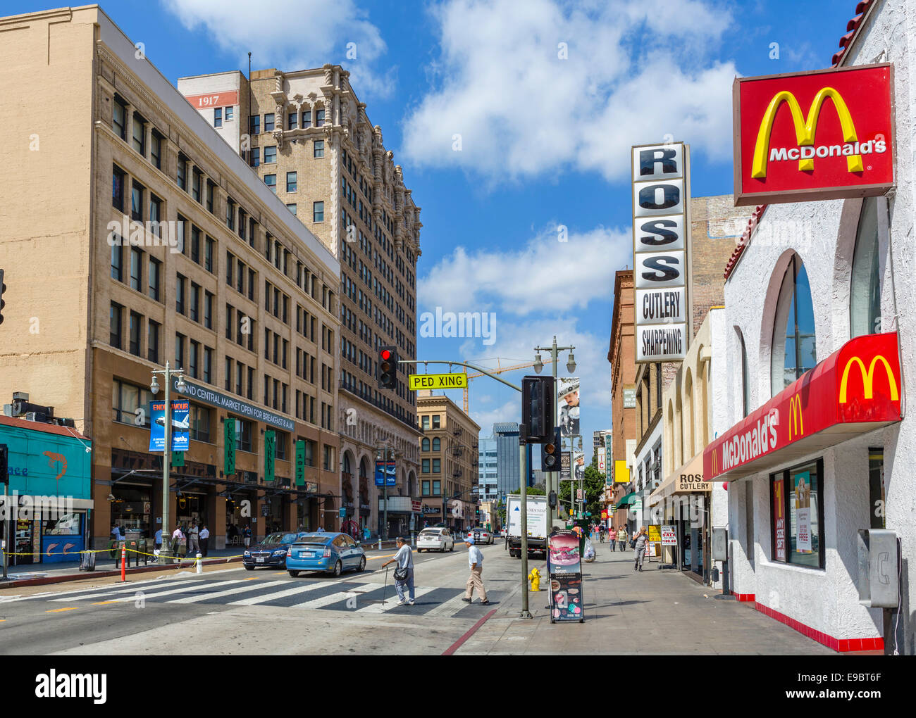 South Broadway in der Innenstadt von Los Angeles mit Grand Central Market, links, Kalifornien, USA Stockfoto