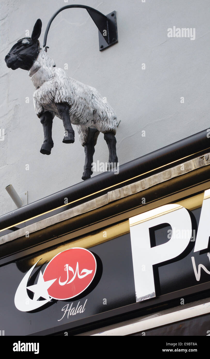 Ein Modell-Lamm hängt über einer Halal-Fleischerei, Bristol, UK Stockfoto