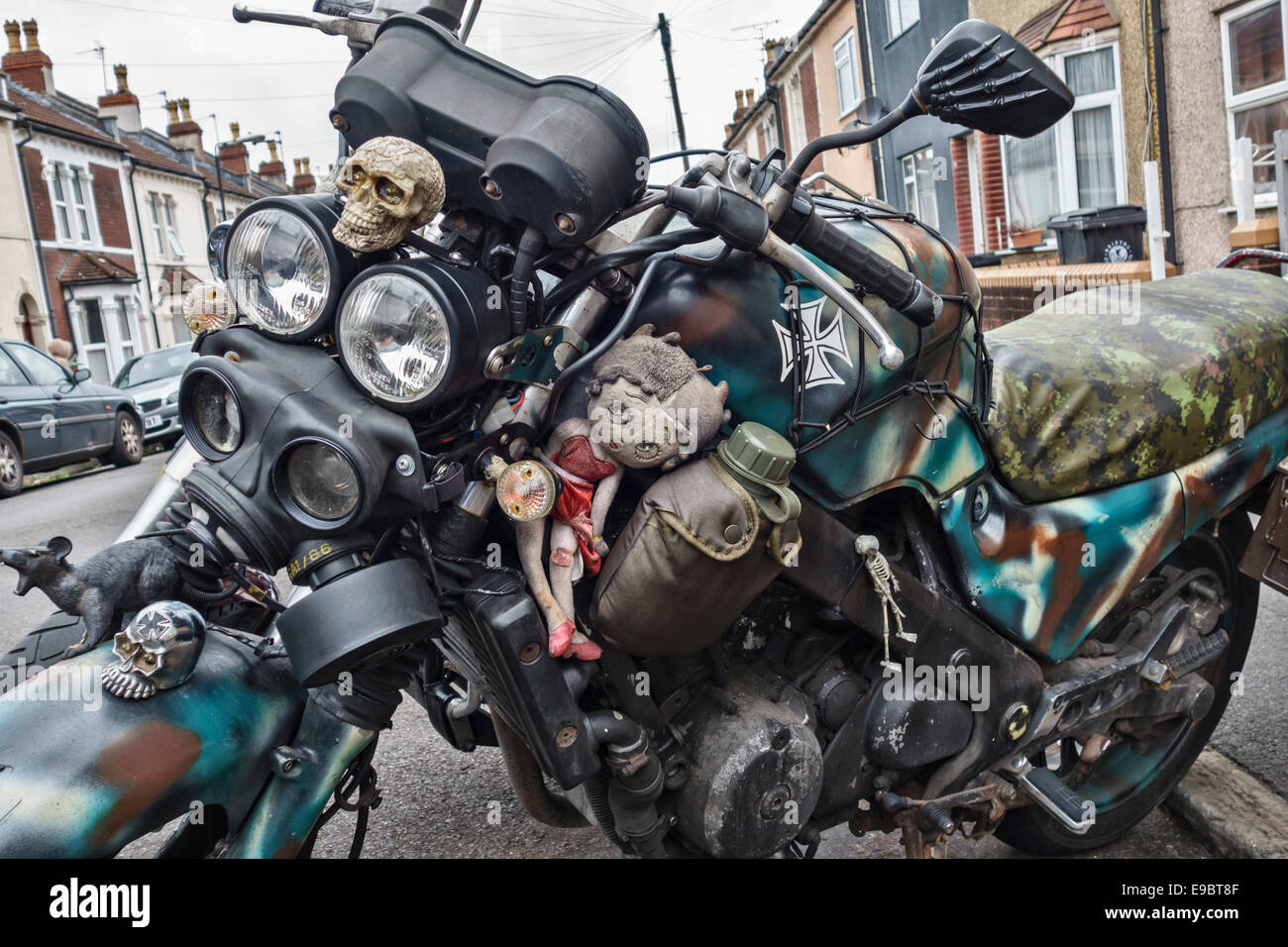 Ein für Halloween dekoriertes Motorrad mit Totenköpfen, Skeletten, Ratten, Gasmasken und sogar einer Betty Boop Puppe (Großbritannien) Stockfoto