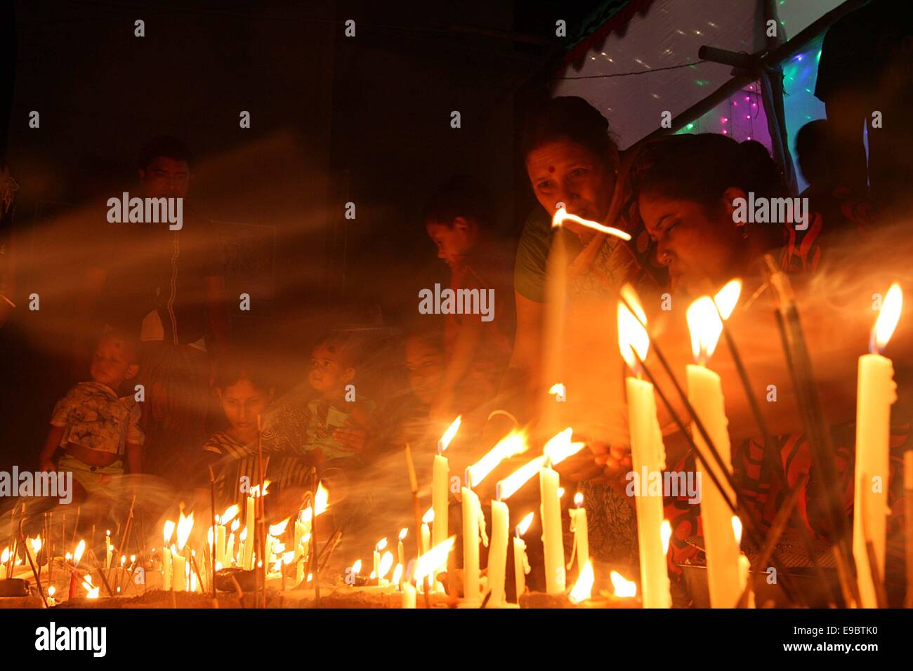 Dhaka, Oktober, 2014. Diwali auch als Deepavali und das "Festival der Lichter" genannt, ist eine alte hinduistische Fest. Diwali, markiert die Heimkehr des Gottes Herr Ram nach Überwindung der Dämonenkönig Ravana und symbolisiert die Menschen von der Finsternis zum Licht und den Sieg des Guten über das Böse. Stockfoto