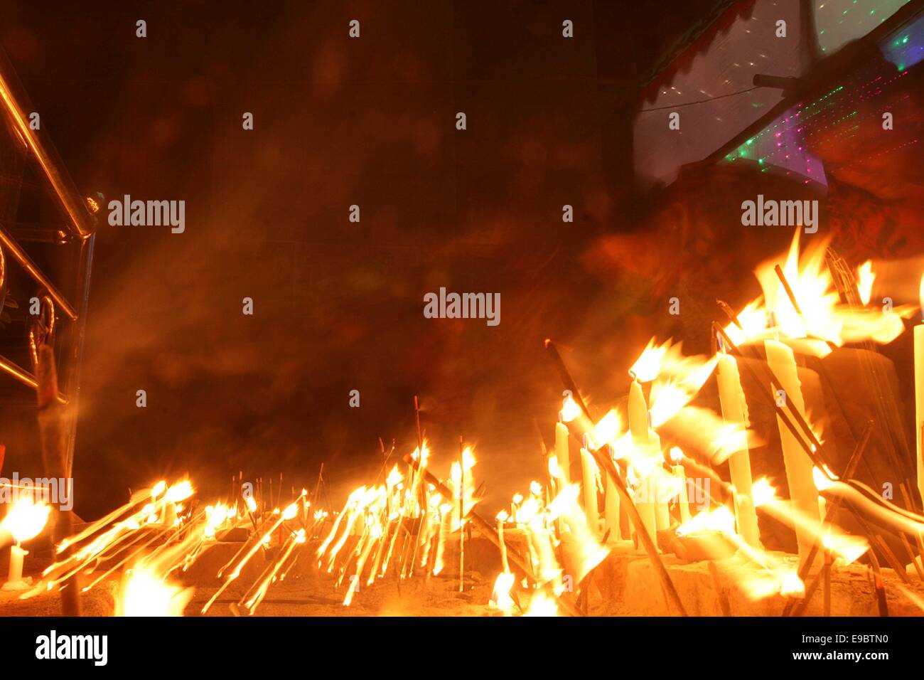 Dhaka, Oktober, 2014. Diwali auch als Deepavali und das "Festival der Lichter" genannt, ist eine alte hinduistische Fest. Diwali, markiert die Heimkehr des Gottes Herr Ram nach Überwindung der Dämonenkönig Ravana und symbolisiert die Menschen von der Finsternis zum Licht und den Sieg des Guten über das Böse. Stockfoto