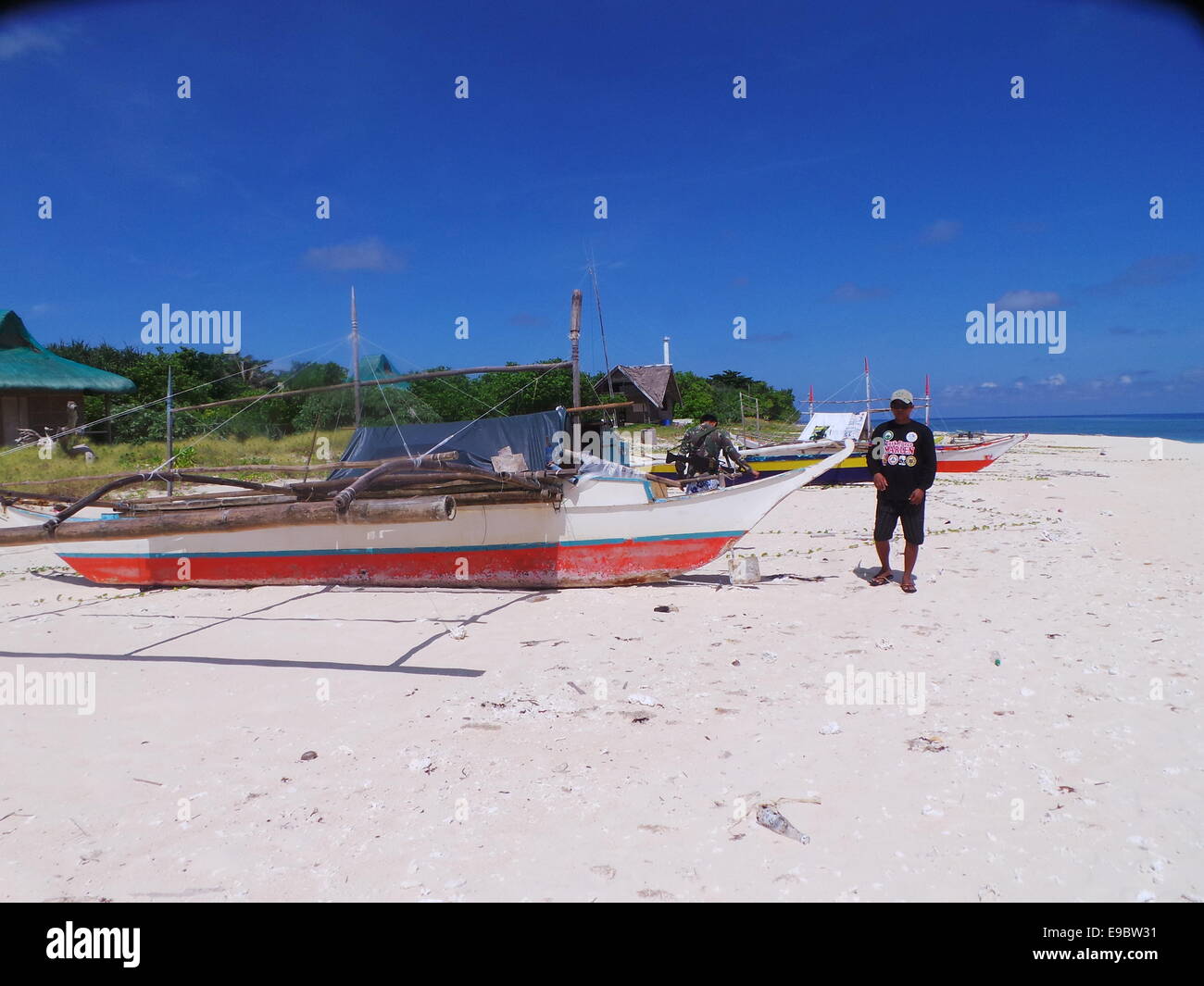 Parkranger bestehend aus Task Force MARLEM, philippinische Armee und philippinische Polizei sind stationiert im Apo Riff geschützten marine Sanctuary in Sablayan, Occidental Mindoro zu bewachen und schützen das zweitgrößte Atoll Korallenriff der Welt gegen illegale Fischerei und Wilderei bedrohte Arten, die nur gefunden und in Apo Reef wie grüne Meeresschildkröten und echte Karettschildkröte reichlich vorhanden sein können. (Foto: Sherbien Dacalanio / Pacific Press) Stockfoto