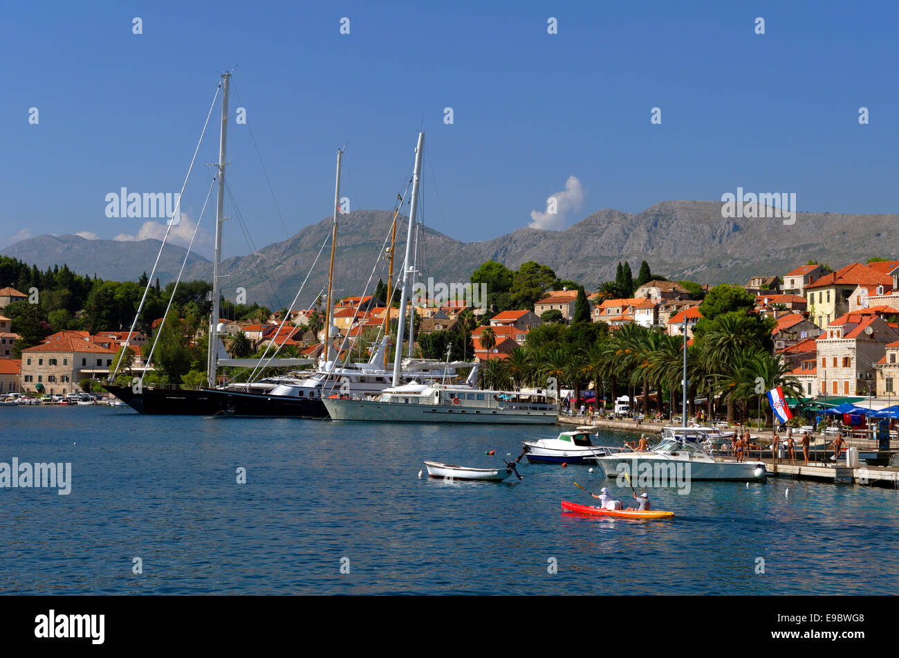 Cavtat-Stadt in der Nähe von Dubrovnik, Süden Kroatiens. Ein "Port Of Entry" für Private Yachten Kroatien betreten oder verlassen. Stockfoto