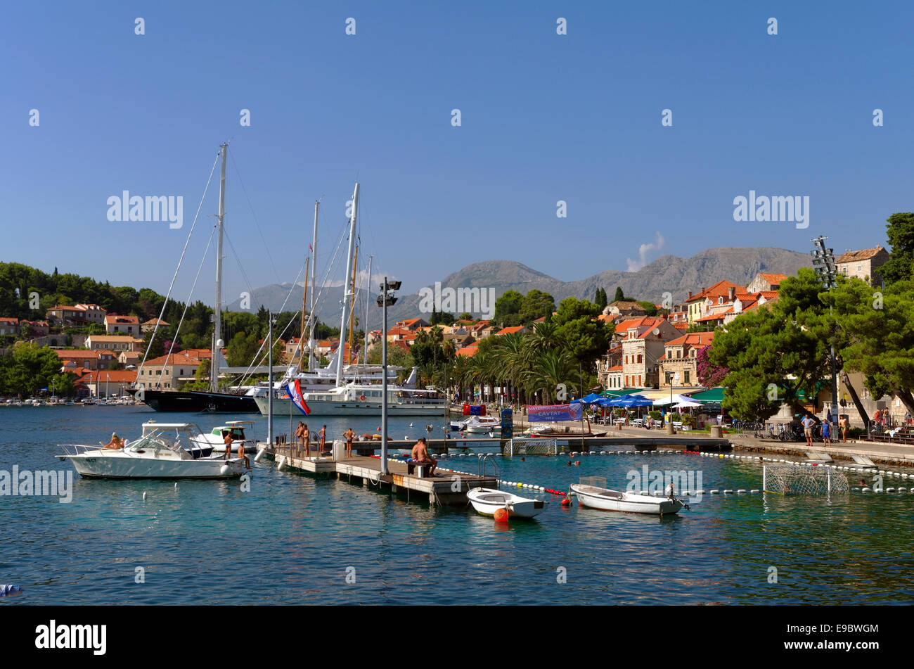 Cavtat-Stadt in der Nähe von Dubrovnik, Süden Kroatiens. Ein "Port Of Entry" für Private Yachten Kroatien betreten oder verlassen. Stockfoto Cavtat-Stadt in der Nähe von Dubrovnik, Süden Kroatiens. Ein "Port Of Entry" für Private Yachten Kroatien betreten oder verlassen. Stockfoto