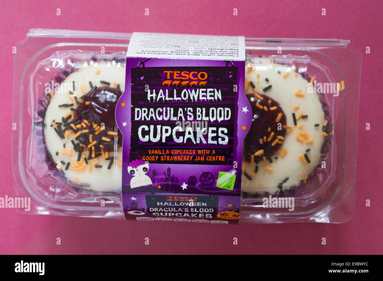 Paket von Blut cupcakes Tesco's Halloween Dracula - Vanille Cupcakes mit einem klebrigen Erdbeermarmelade Zentrum auf rosa Hintergrund isoliert Stockfoto