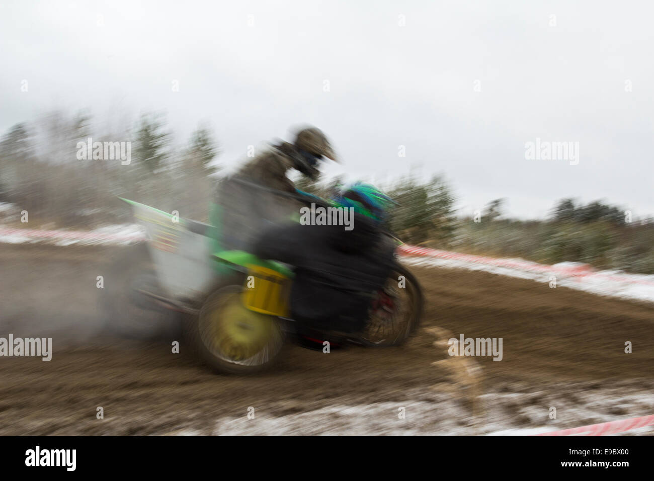 Rundkurs auf einem Motorrad mit Beiwagen. Stockfoto
