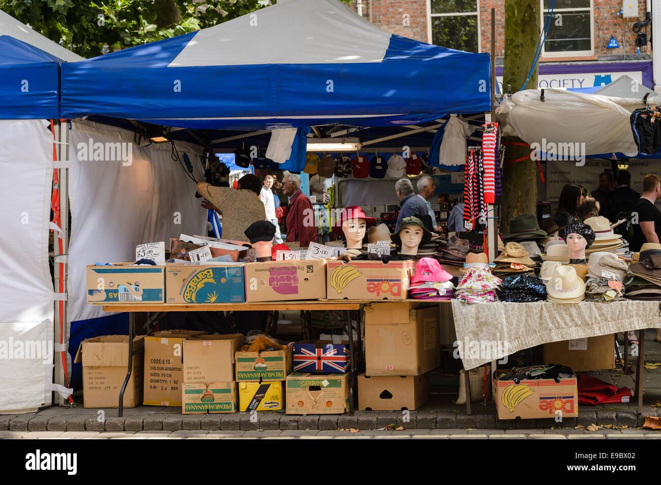 Ein Marktstand verkaufen Hüte in zentralen York, UK. Manneken Schaufensterpuppe Kopf werden verwendet, um die Hüte anzeigen. Stockfoto