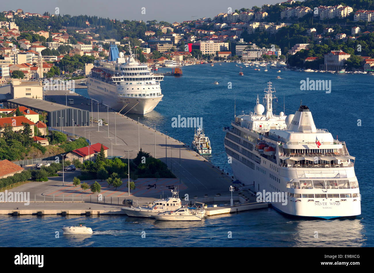 Kreuzfahrtschiffe und Gruz Hafen von Dubrovnik in Kroatien. Stockfoto