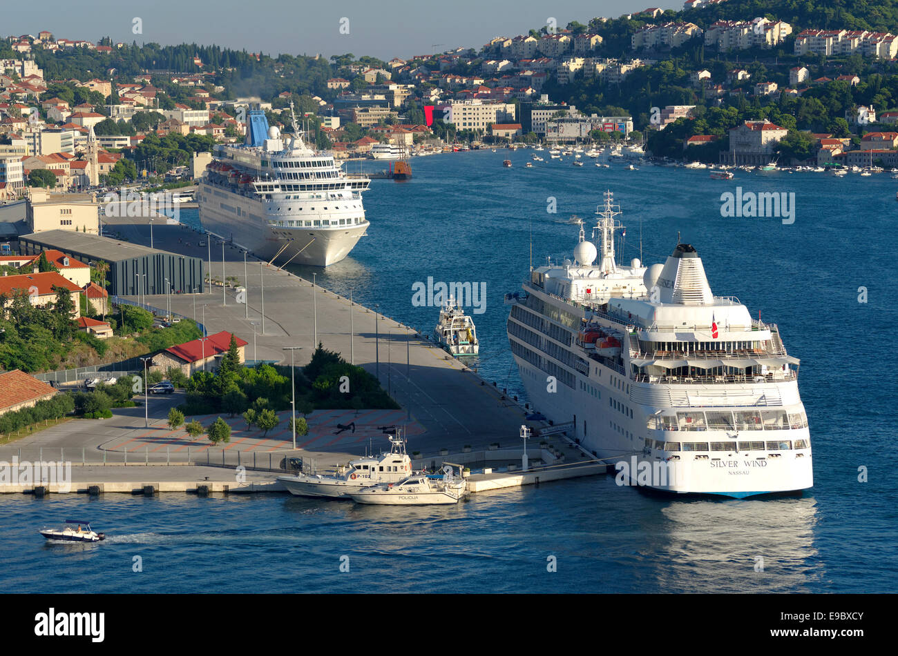 Kreuzfahrtschiffe und Gruz Hafen von Dubrovnik in Kroatien. Stockfoto
