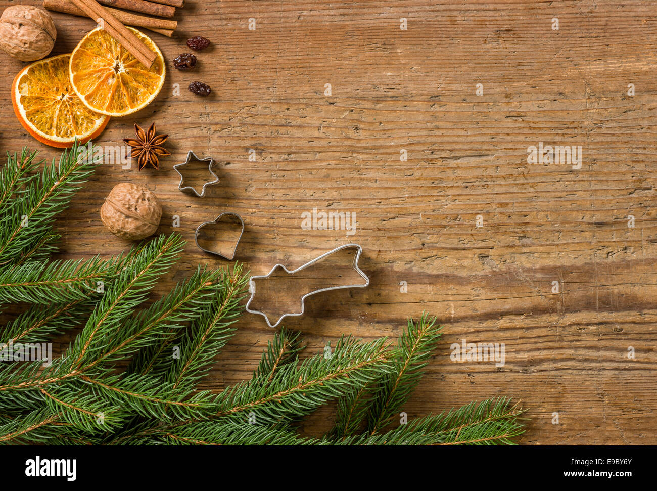 Hölzerne Hintergrund mit Weihnachtsschmuck Stockfoto