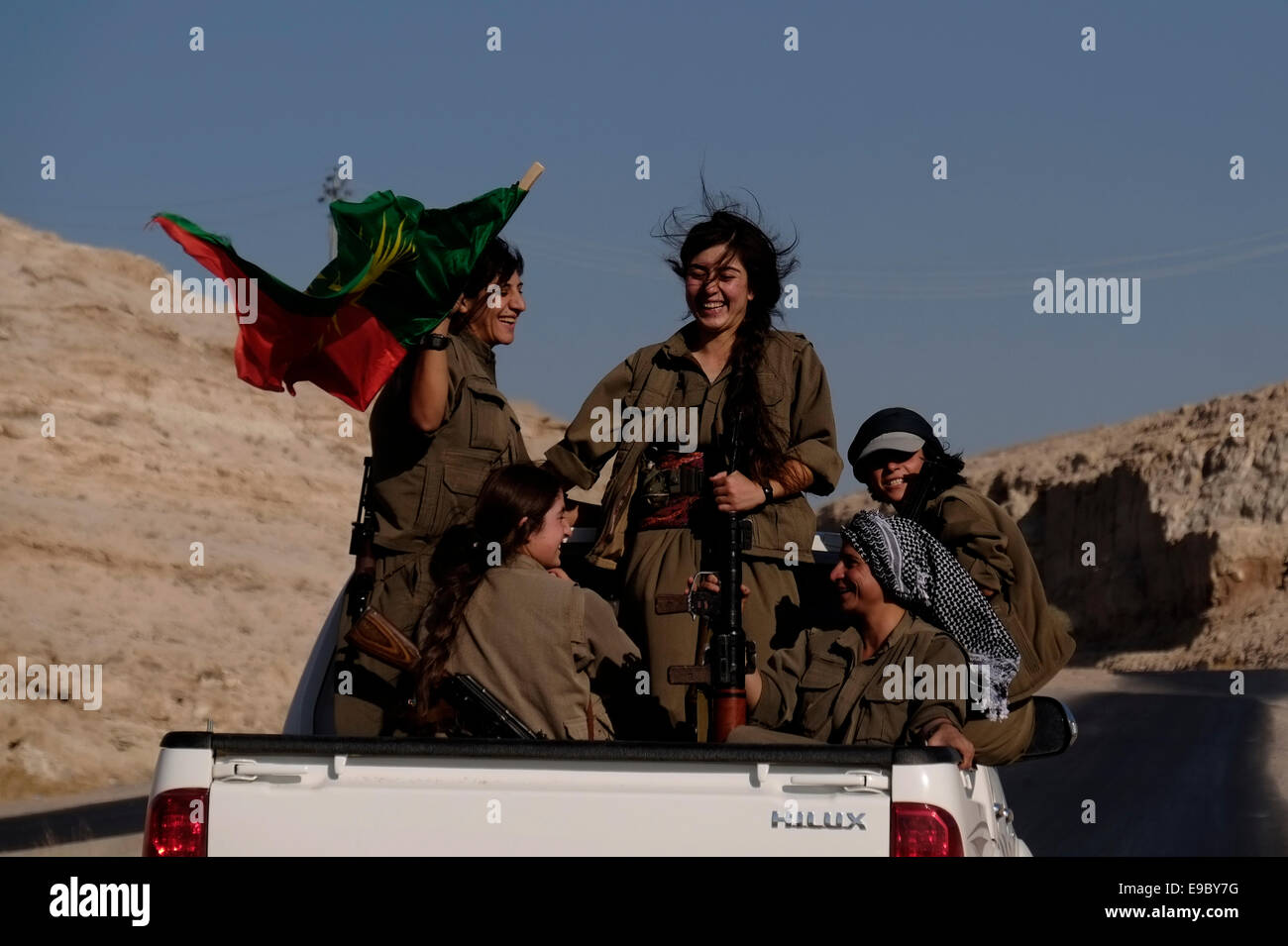 Eine Gruppe der weiblichen Kämpfer der kurdischen Arbeiterpartei PKK oder Reiten auf einem Toyota auf der Rückseite offenen Pickup truck in Makhmur Gegend in der Nähe von Mosul im Irak Stockfoto