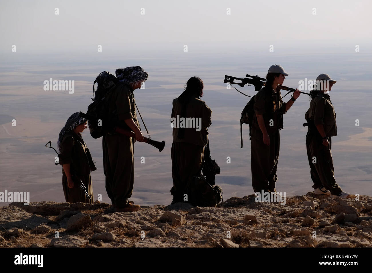 Eine Gruppe der weiblichen Kurdische Kämpfer der Einheiten der Freien Frauen verkürzt als YJA STAR militärischen Flügel der Frauen der Kurdischen Arbeiterpartei PKK stand stark in einer bergigen Gegend bewaffnet in der Landschaft von Makhmur in der Nähe von Mossul im Norden des Irak Stockfoto