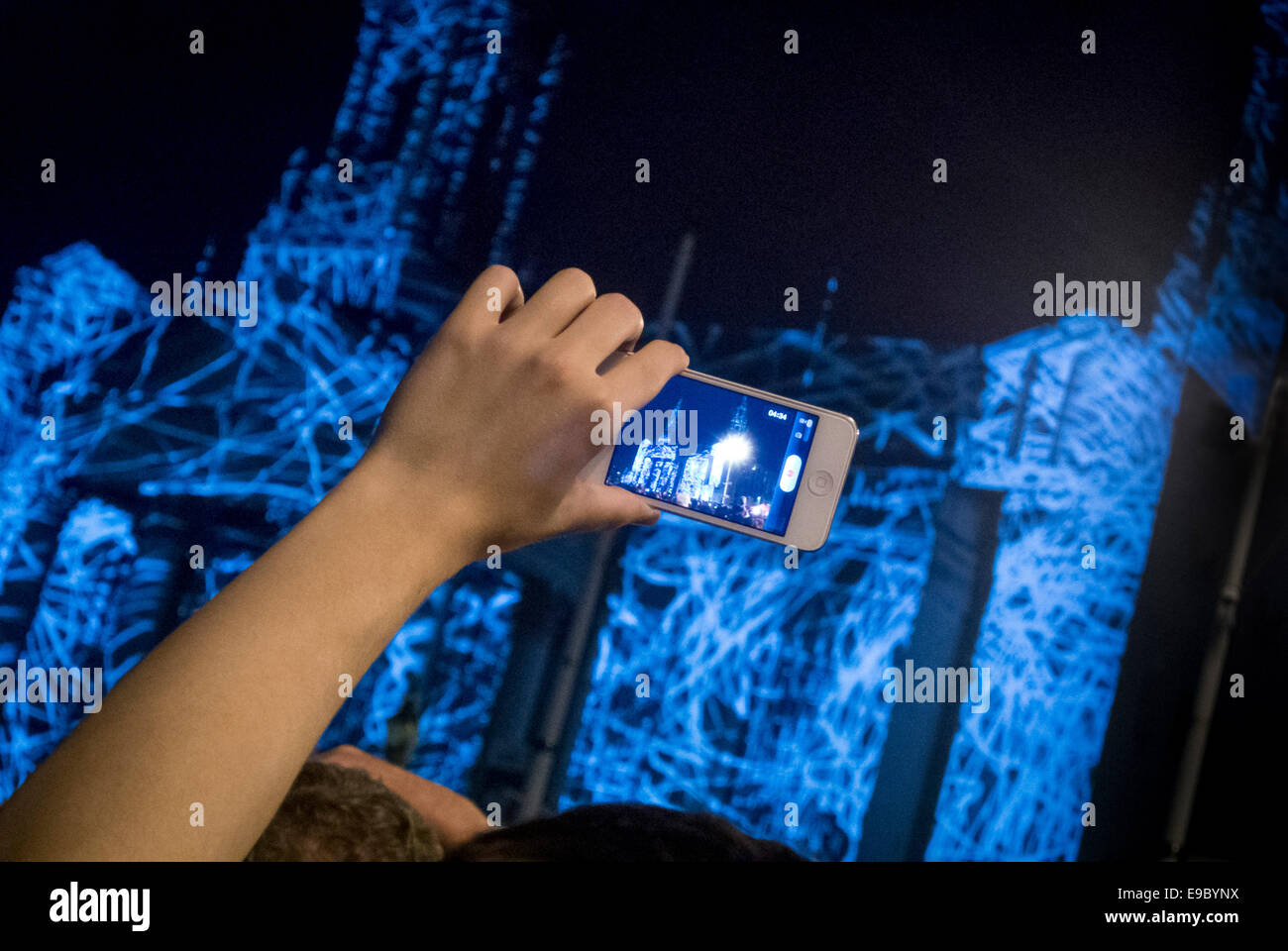 Beleuchtete Leeds Civic Hall wird auf einem iPhone gefilmt. Helle Nacht Leeds. Stockfoto
