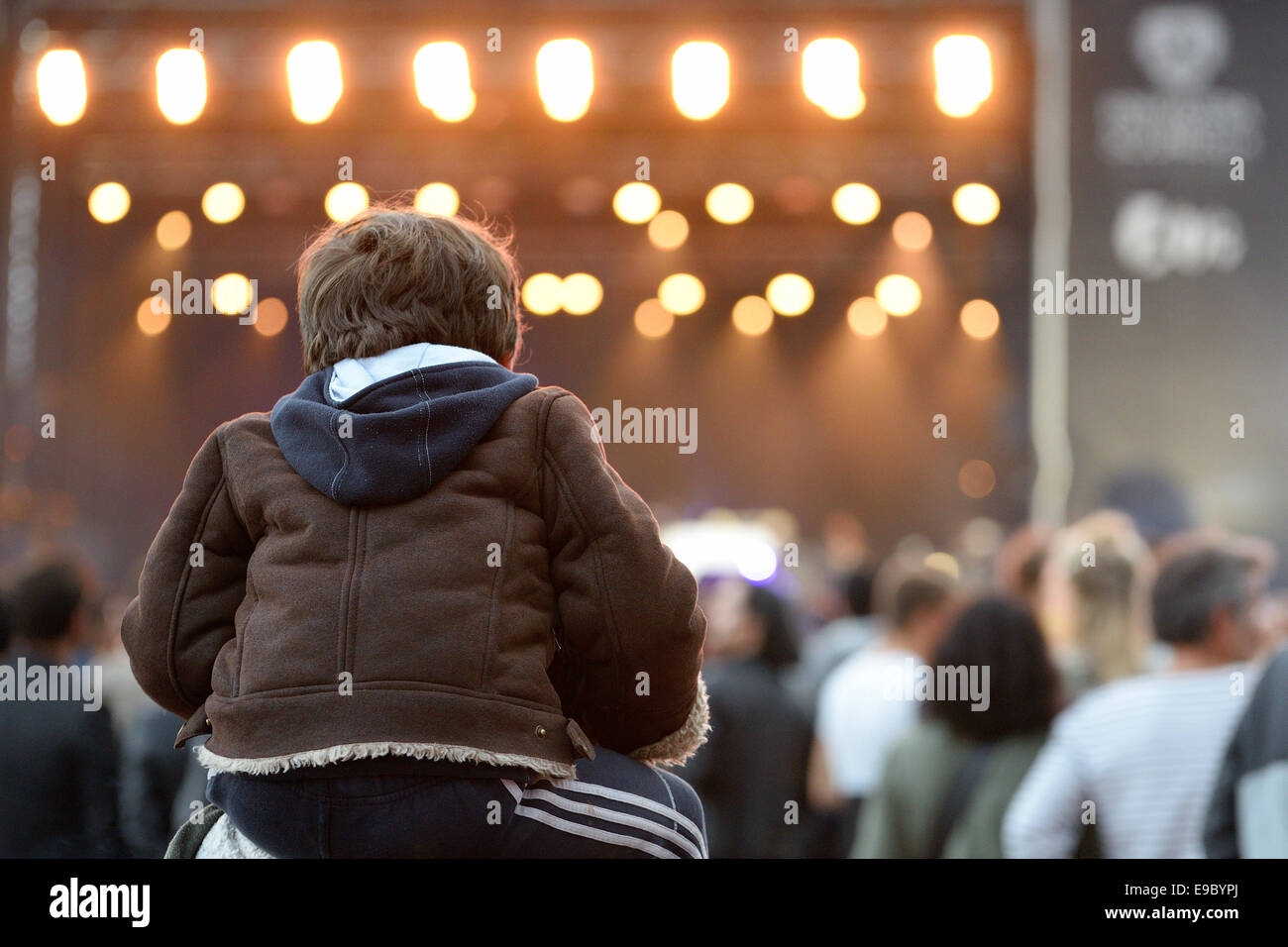 BARCELONA - 28 Mai: Ein Kind auf den Schultern seines Vaters bei Heineken Primavera Sound Festival 2014 (PS14) sitzen. Stockfoto