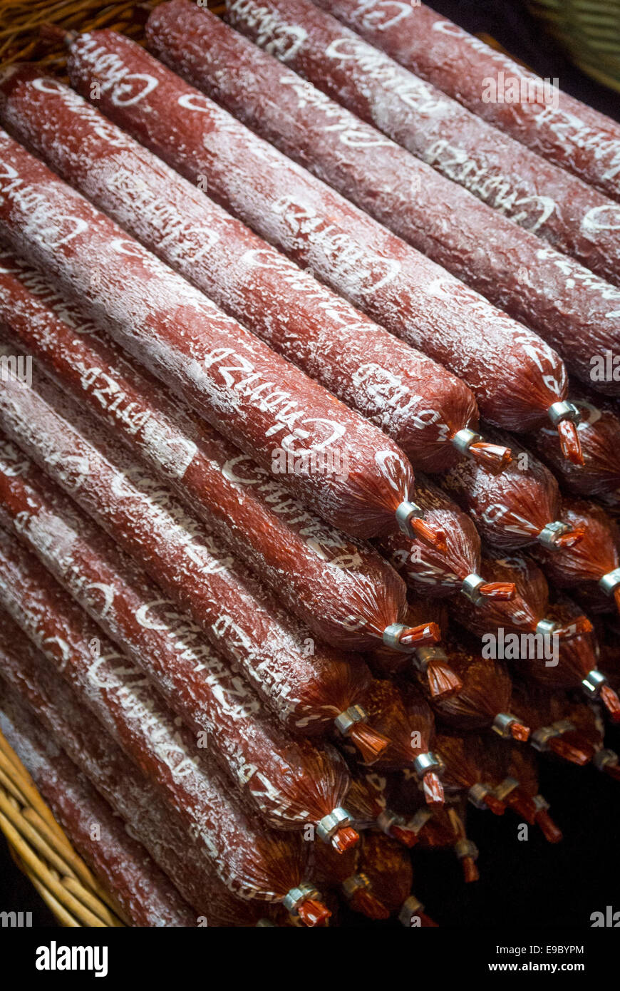 Chorizo-Wurst auf dem Display auf ein outdoor-Markt. Stockfoto
