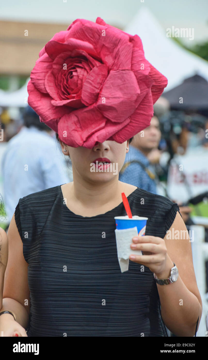 Eine Blume auf dem Gesicht: Mode an des Königs-Cup-Polo-Turnier in Bangkok, Thailand Stockfoto