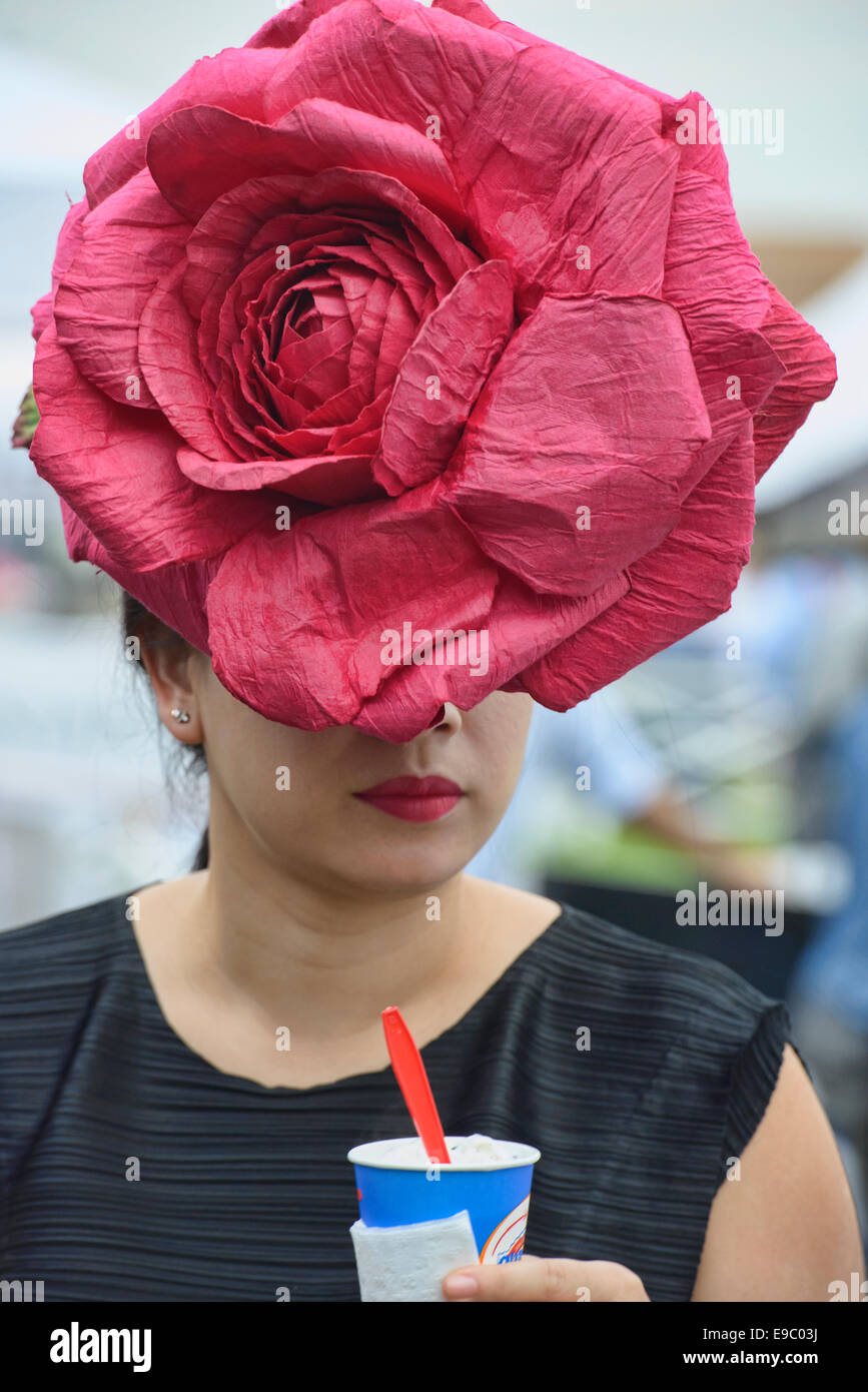 Eine Blume auf dem Gesicht: Mode an des Königs-Cup-Polo-Turnier in Bangkok, Thailand Stockfoto
