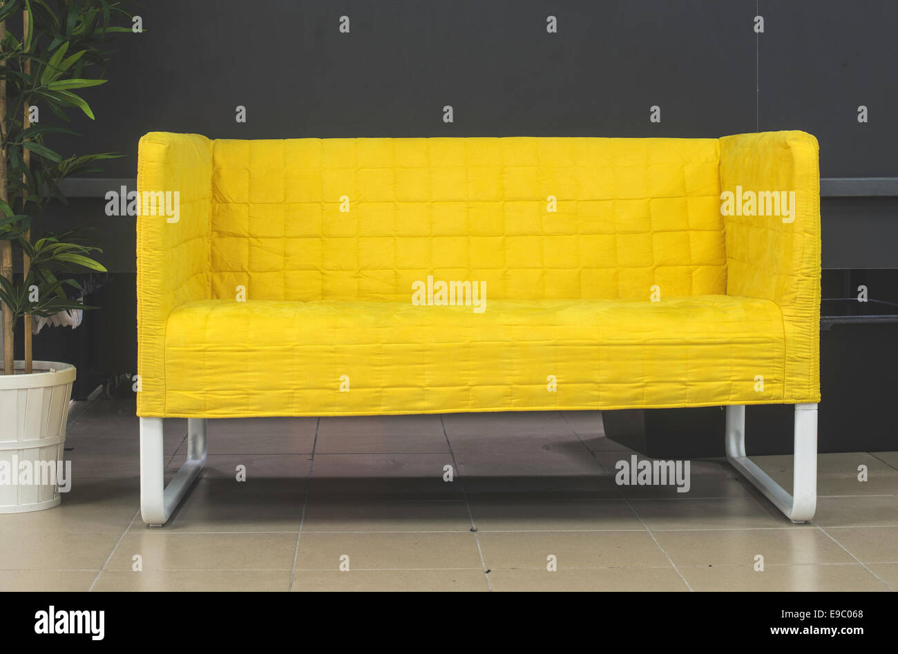 Kleines gelbes sofa Stockfoto