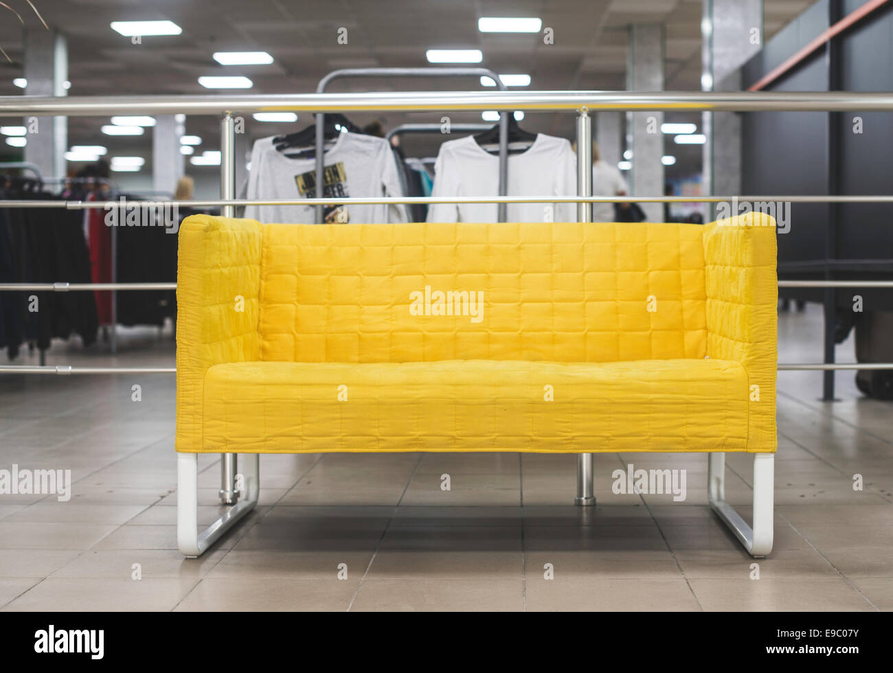 Kleine gelbe Sofa in einem Geschäft Stockfoto