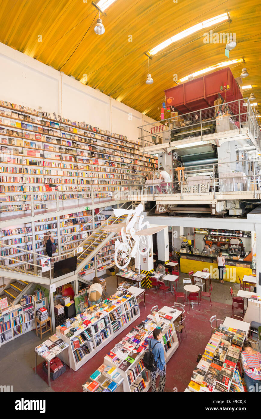 Ein ehemaliger Druckerei Raum gab Leben, um eine Buchhandlung in der lx-Fabrik, Lisboa, Portugal. Stockfoto