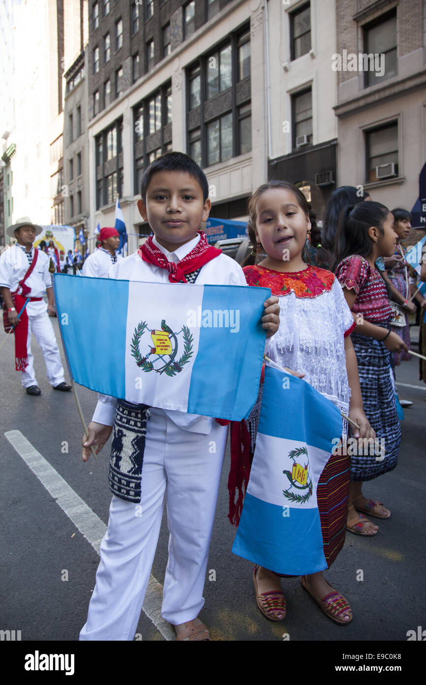 Hispanische Day Parade auf der 5th Avenue in New York City. Guatemaltekischen Kinder bei der Parade. Stockfoto
