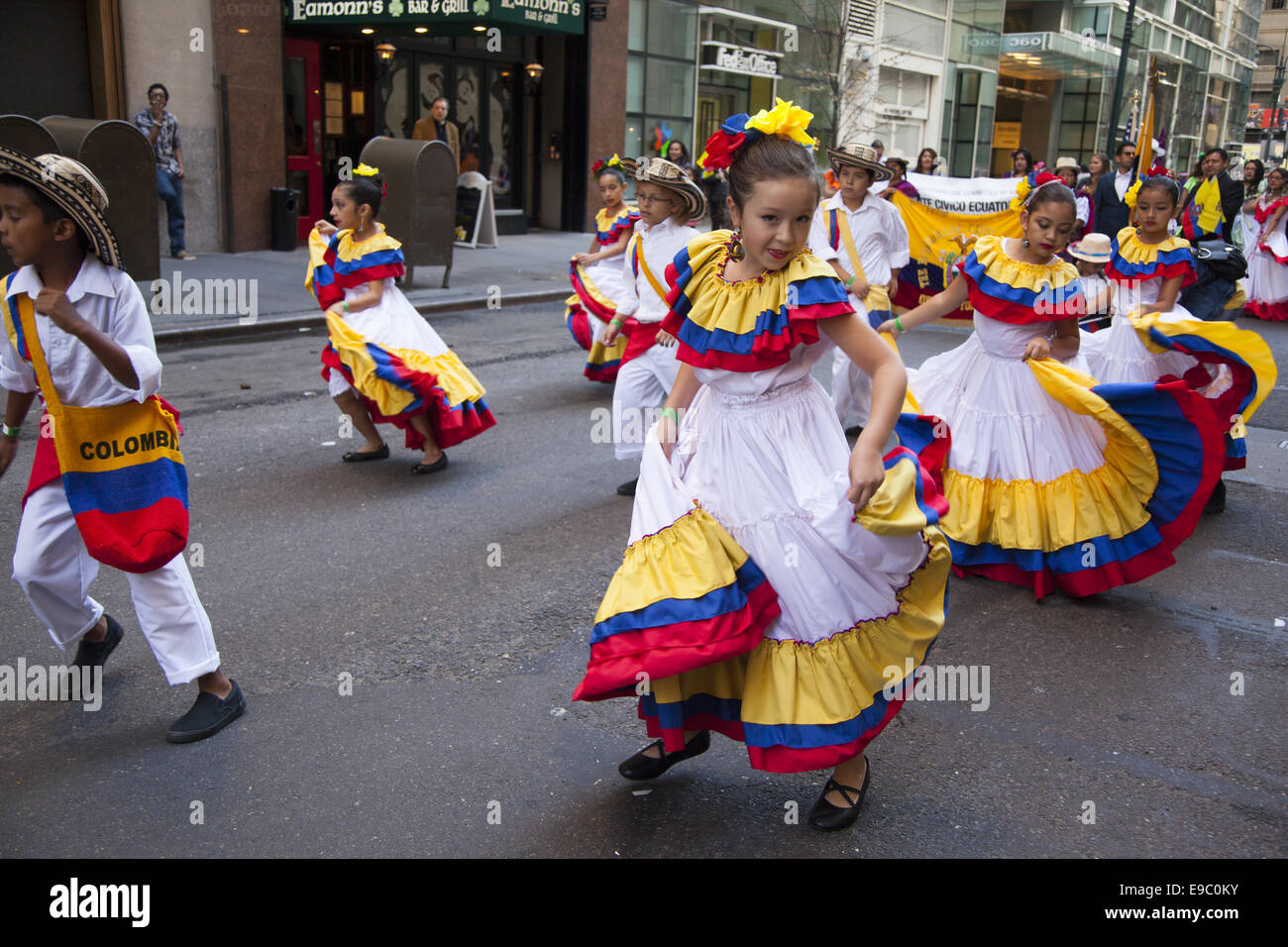 Hispanische Day Parade auf der 5th Avenue in New York City. Kind-Tänzer dar Columbia bei der Parade. Stockfoto