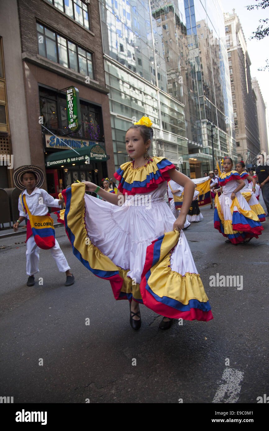 Hispanische Day Parade auf der 5th Avenue in New York City. Kind-Tänzer dar Columbia bei der Parade. Stockfoto