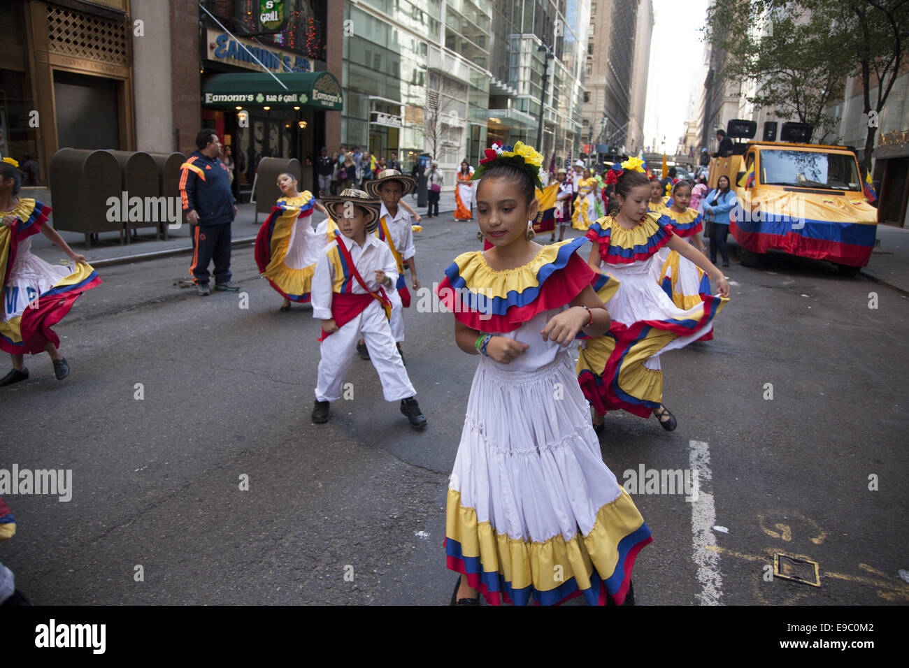 Hispanische Day Parade auf der 5th Avenue in New York City. Kind-Tänzer dar Columbia bei der Parade. Stockfoto