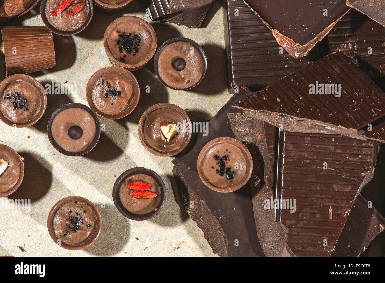 Schokoladen-Bonbons und Schokolade. Stockfoto