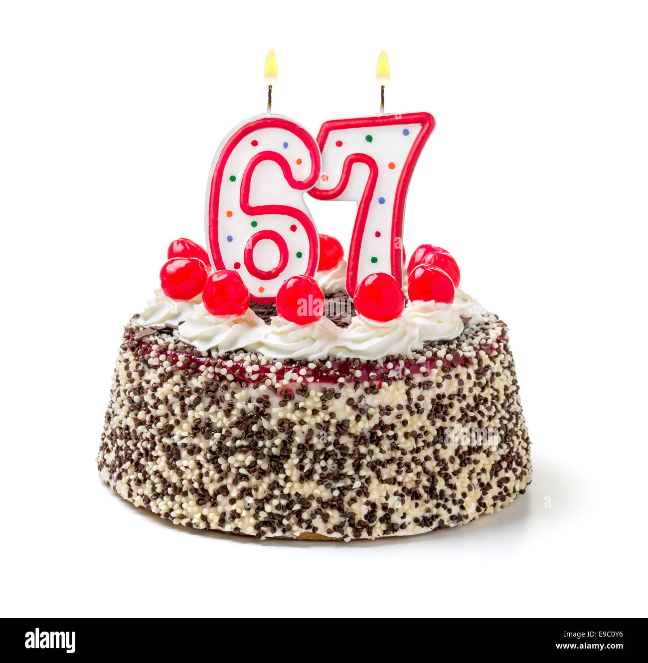 Geburtstagstorte mit brennenden Kerze Nummer 67 Stockfoto