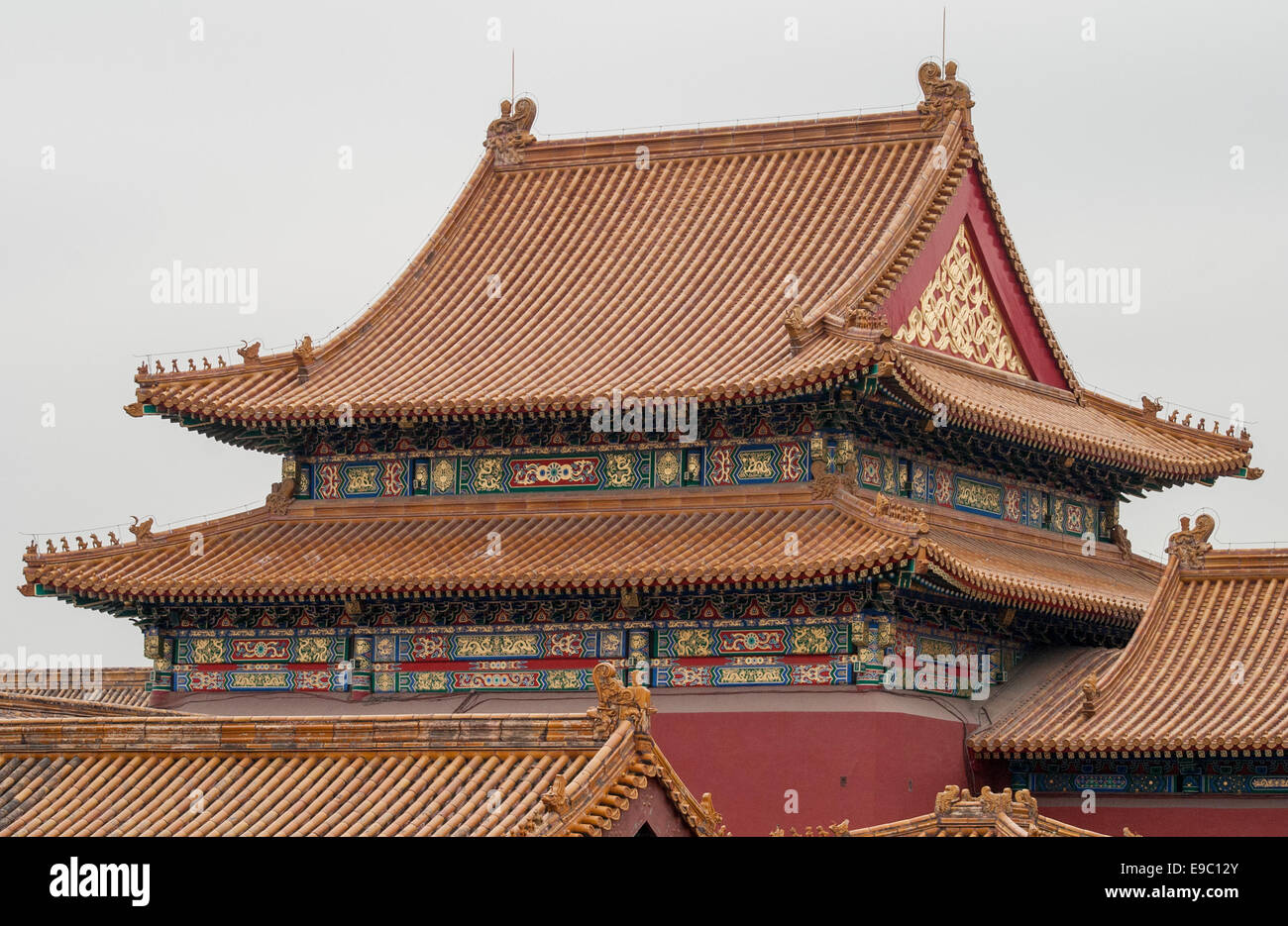26. Oktober 2006 - Peking, China - luftiger Pavillon (Chong Iou), östlich der Tor der höchsten Harmonie, das Haupttor des äußeren Hofes, ist ein Beispiel für traditionellen chinesischen palastartige Architektur, mit seinen gelben Kacheln, das Symbol der königlichen Familie und Tier-Form Ornamente auf dem Dach-Ecken. Im Zentrum von Peking, die Verbotene Stadt Gebäudekomplex 980, 1406-1420 gebaut wurde der chinesischen Kaiserpalastes seit 500 Jahren aus der Ming-Dynastie bis zum Ende der Qing-Dynastie und war Heimat von Kaisern und Haushaltsangehörigen sowie die zeremonielle und politische Zentrum der chinesischen Gover Stockfoto