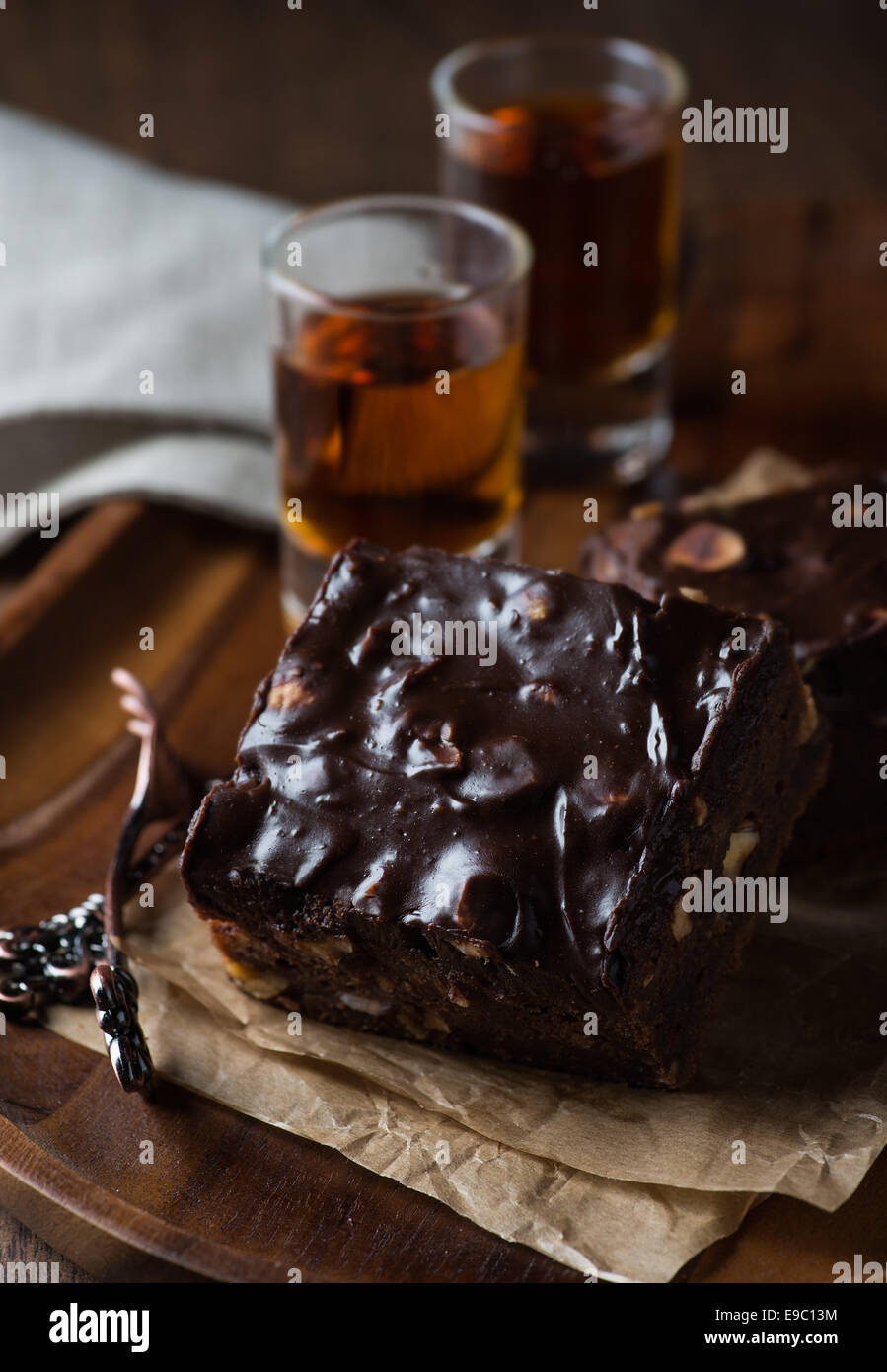 Hausgemachte Schokoladen-Brownies mit Nüssen und Ganache, selektiven Fokus Stockfoto