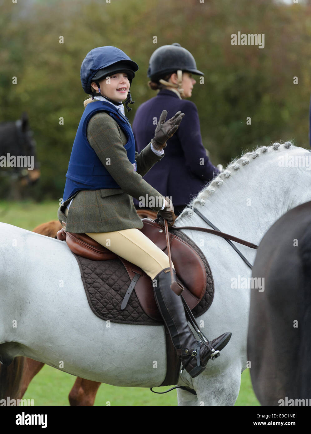 Leicestershire, UK. 24. Oktober 2014. Es gab viele junge Anhänger für den Beginn der Jagdsaison Fuchs - Quorn Jagd Öffnung treffen auf den Zwinger. Bildnachweis: Nico Morgan/Alamy Live-Nachrichten Stockfoto