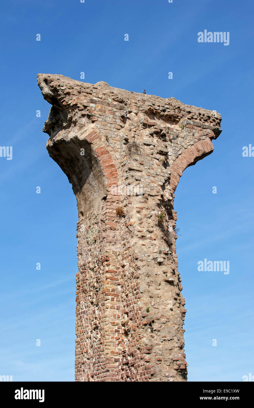 Bleibt der Säule von Ziegeln in den Roman Aqueduct in Fréjus, Var, Côte d ' Azur, Provence-Alpes-Côte d ' Azur, Frankreich Stockfoto