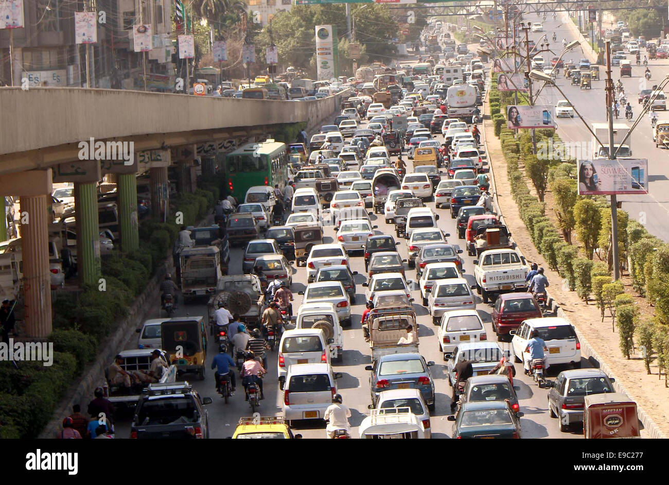 Große Anzahl von Fahrzeugen stecken im Stau wegen einer Zement-Taschen geladene Fracht LKW von in der Nähe von Baloch Kolonie Brücke wegen Geschwindigkeit auf Shahrah-e-Faisal in Karachi auf Freitag, 24. Oktober 2014 verirrt. Stockfoto