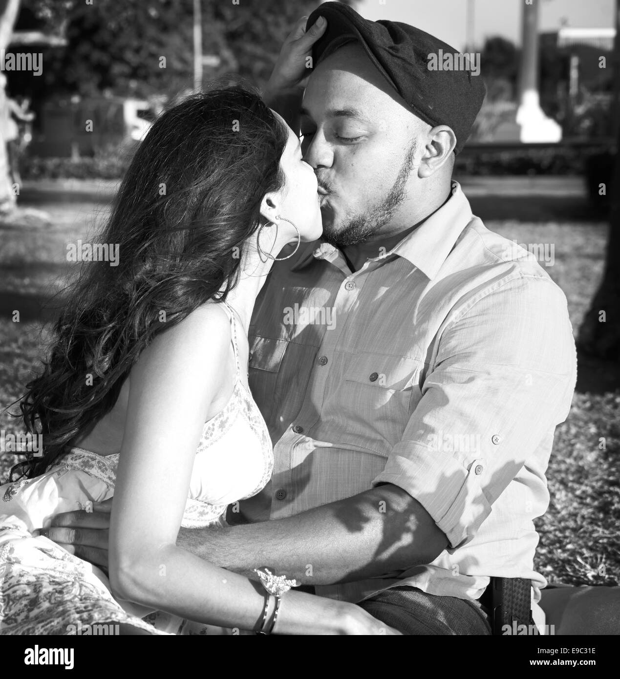 Paar küssen im Park in schwarz / weiß Stockfoto
