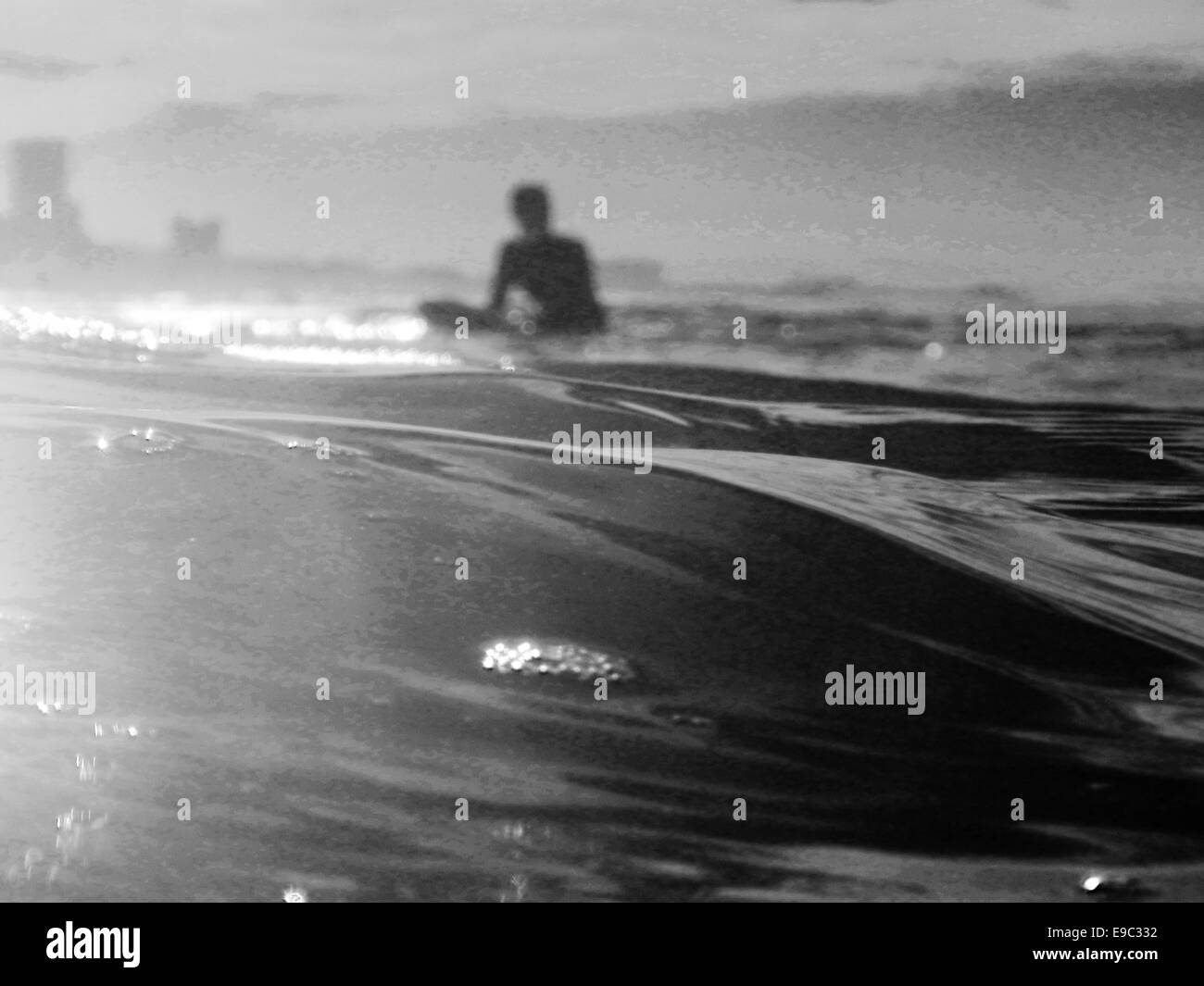 Surfer warten auf Welle im Ozean BW Stockfoto