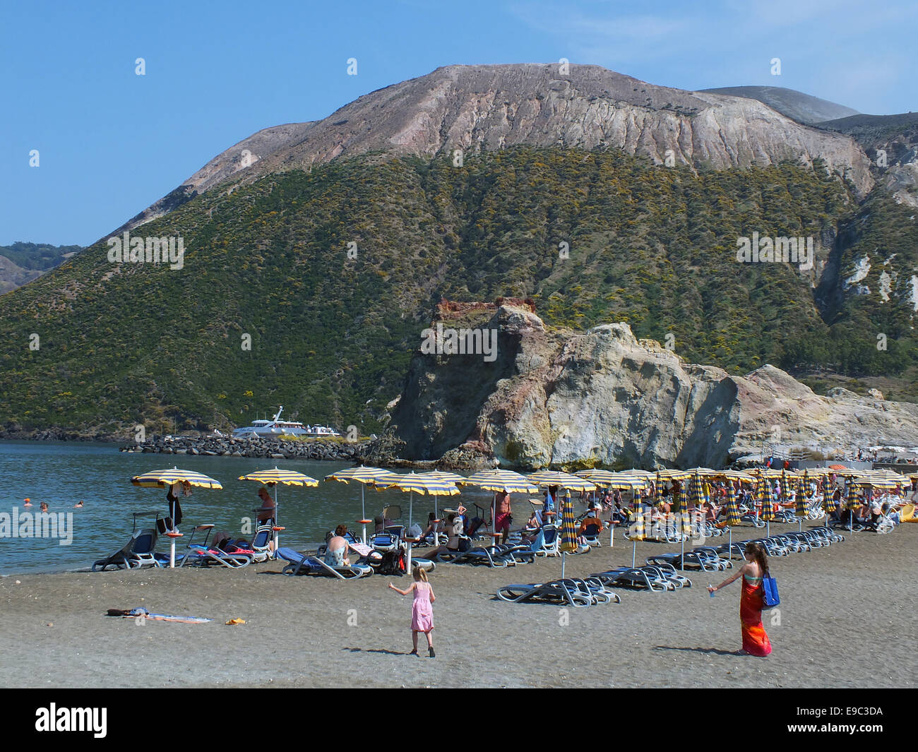 Strand mit heißen Quellen und Panoramablick in Vulcano - Juni 2014 Stockfoto