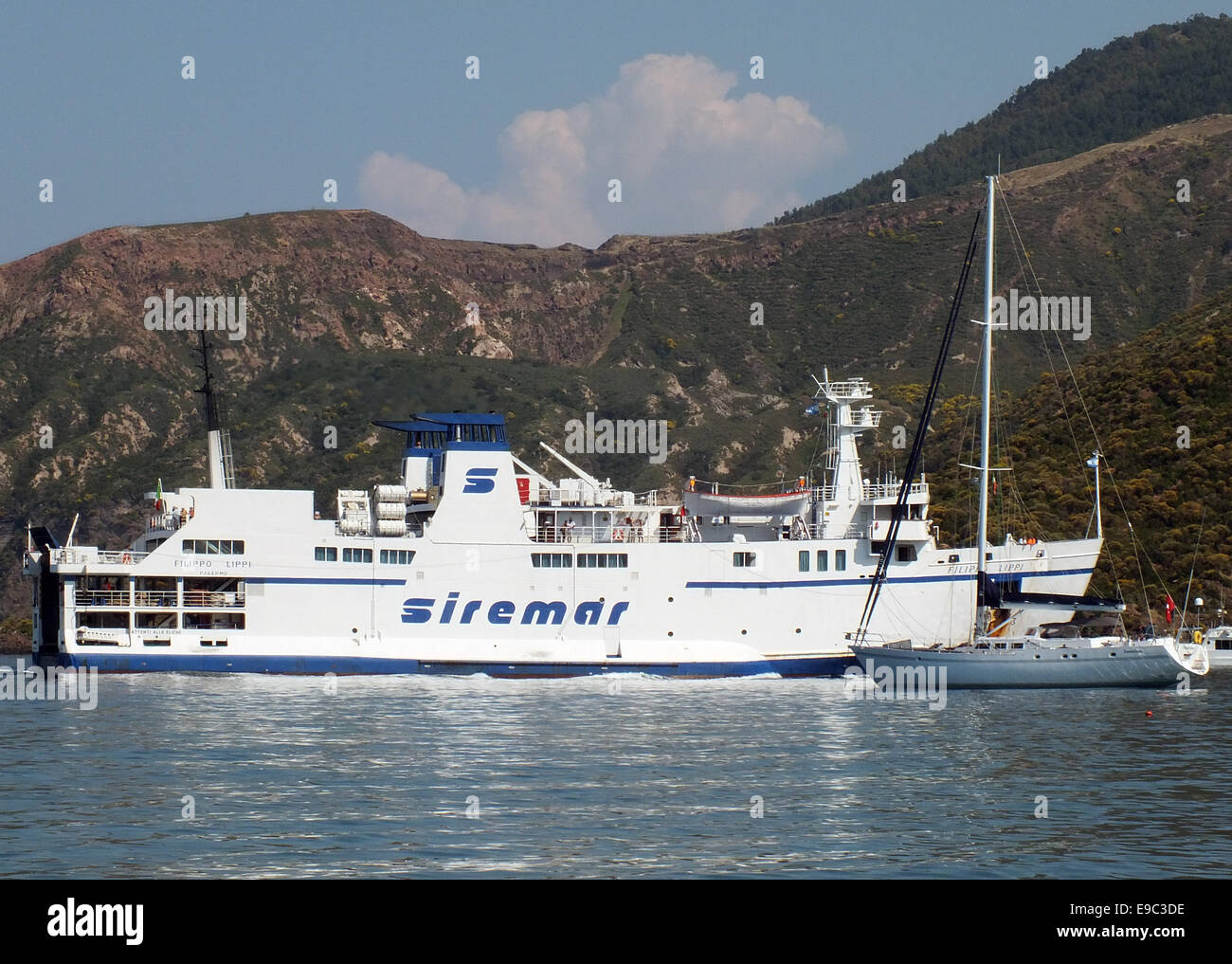 Der Archipel der Äolischen wird regelmäßig von Schiffe der Linie getroffen. Die Autofähre verbindet die SIREMAR Vulcano mit Milazzo und Neapel. -Juni 2014 Stockfoto