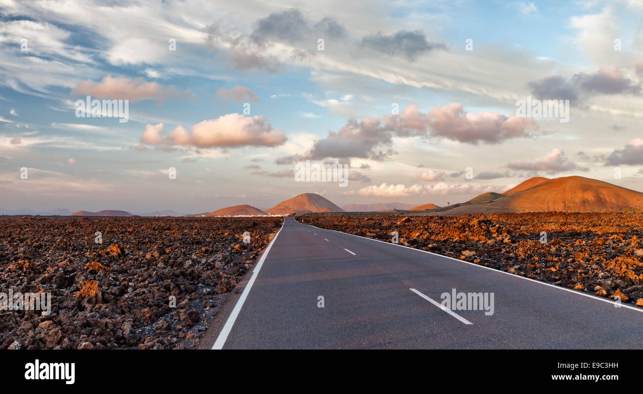 Vulkanlandschaft auf Lanzarote Insel. Felder der Lava. Timanfaya Nationalpark. Kanarische Islands.Spain. Stockfoto