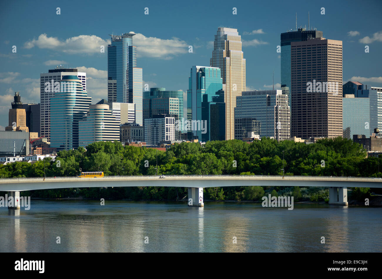 SKYLINE VON DOWNTOWN MISSISSIPPI FLUß MINNEAPOLIS MINNESOTA USA Stockfoto