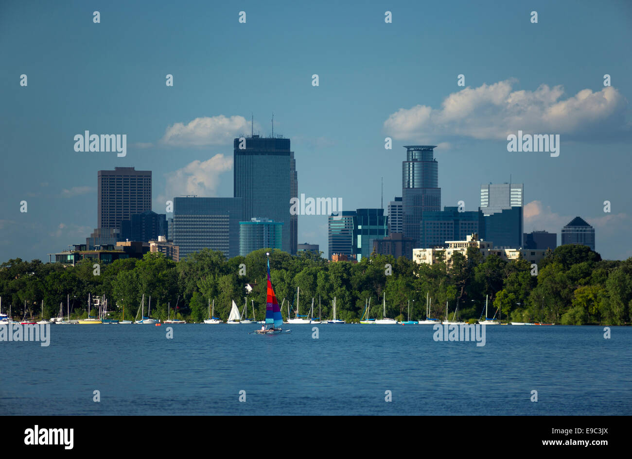 SKYLINE VON DOWNTOWN LAKE CALHOUN KETTE VON SEEN MINNEAPOLIS MINNESOTA USA Stockfoto