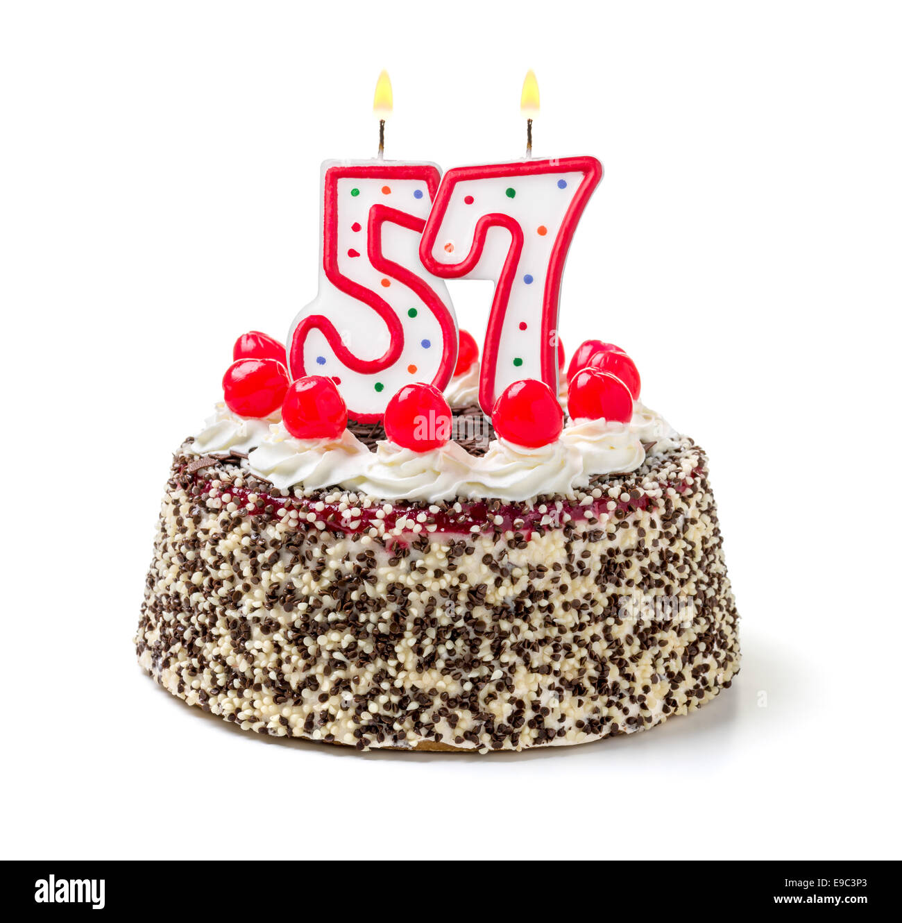 Geburtstagstorte mit brennenden Kerze Nummer 57 Stockfoto