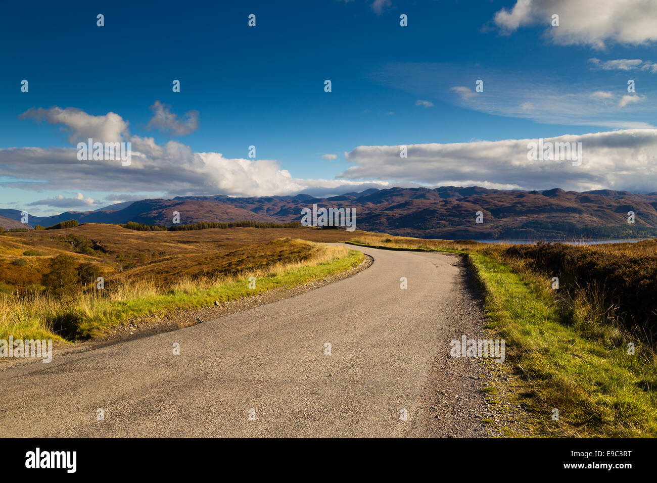 Der Weg zum Lochcarron von Bealach Na Ba, Schottisches Hochland Stockfoto