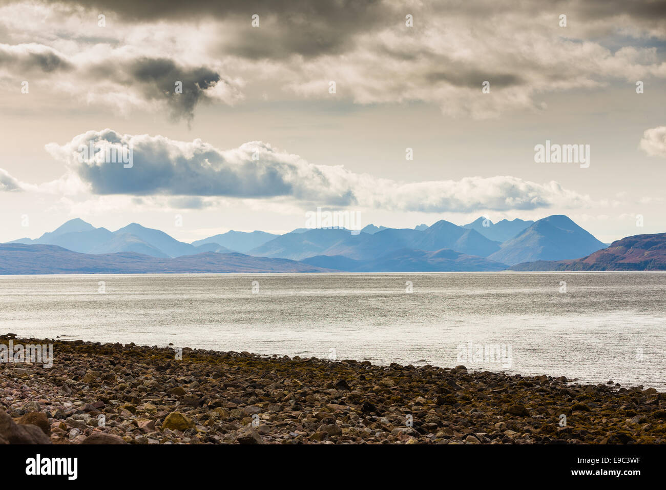 Die Cullins auf Skye aus Applecross Strand fotografiert Stockfoto