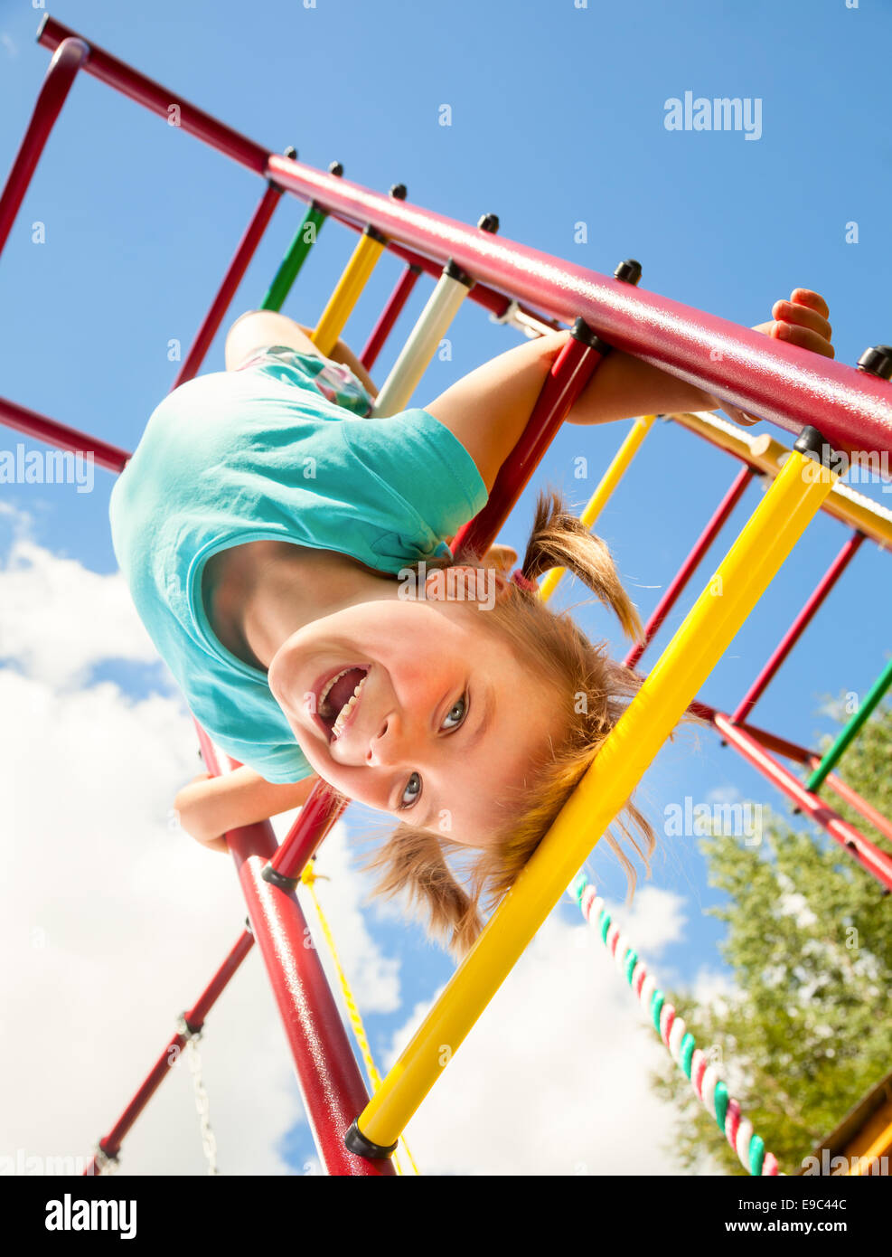 Kleines Mädchen, die Spaß am Klettergerüst spielen Stockfoto