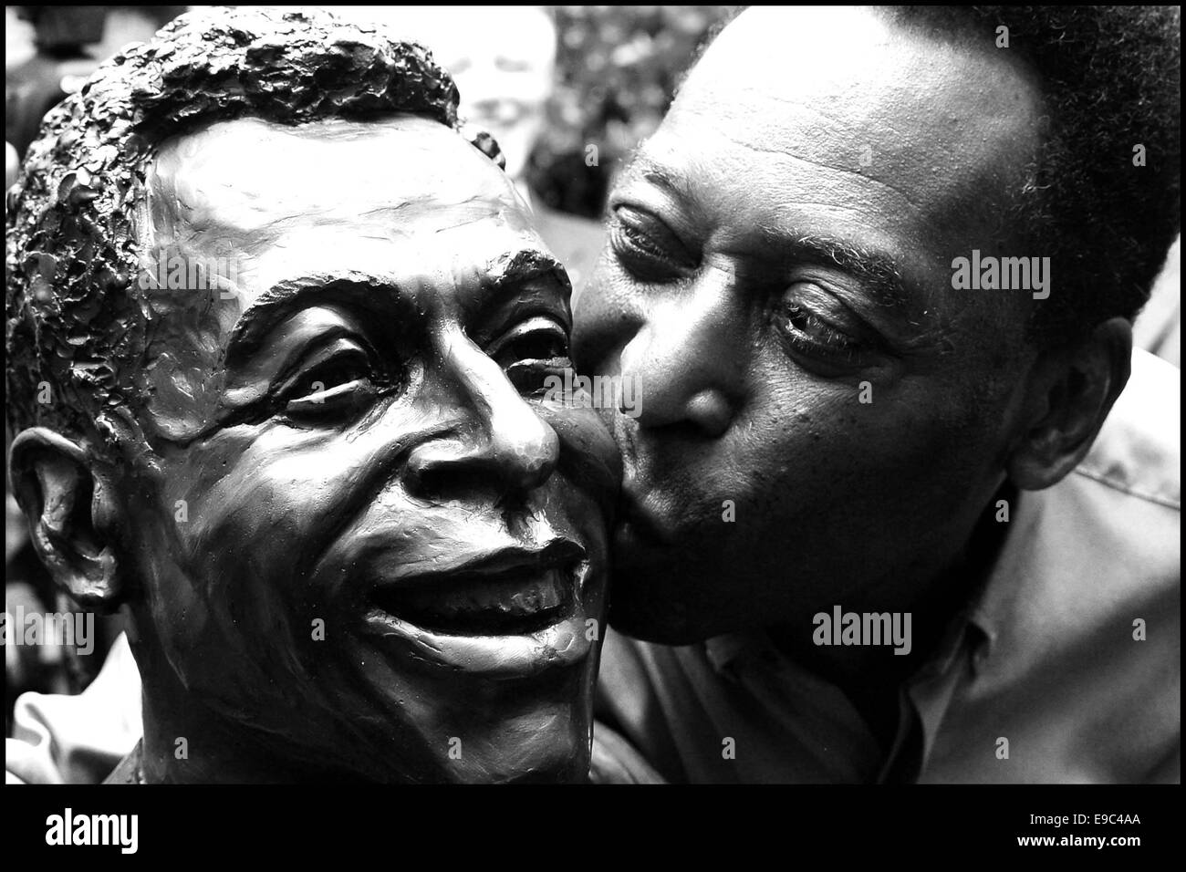 09.02.2012 Pele bei der Einweihung der personalisierten Büste Statue, küsst die Stein Stockfoto