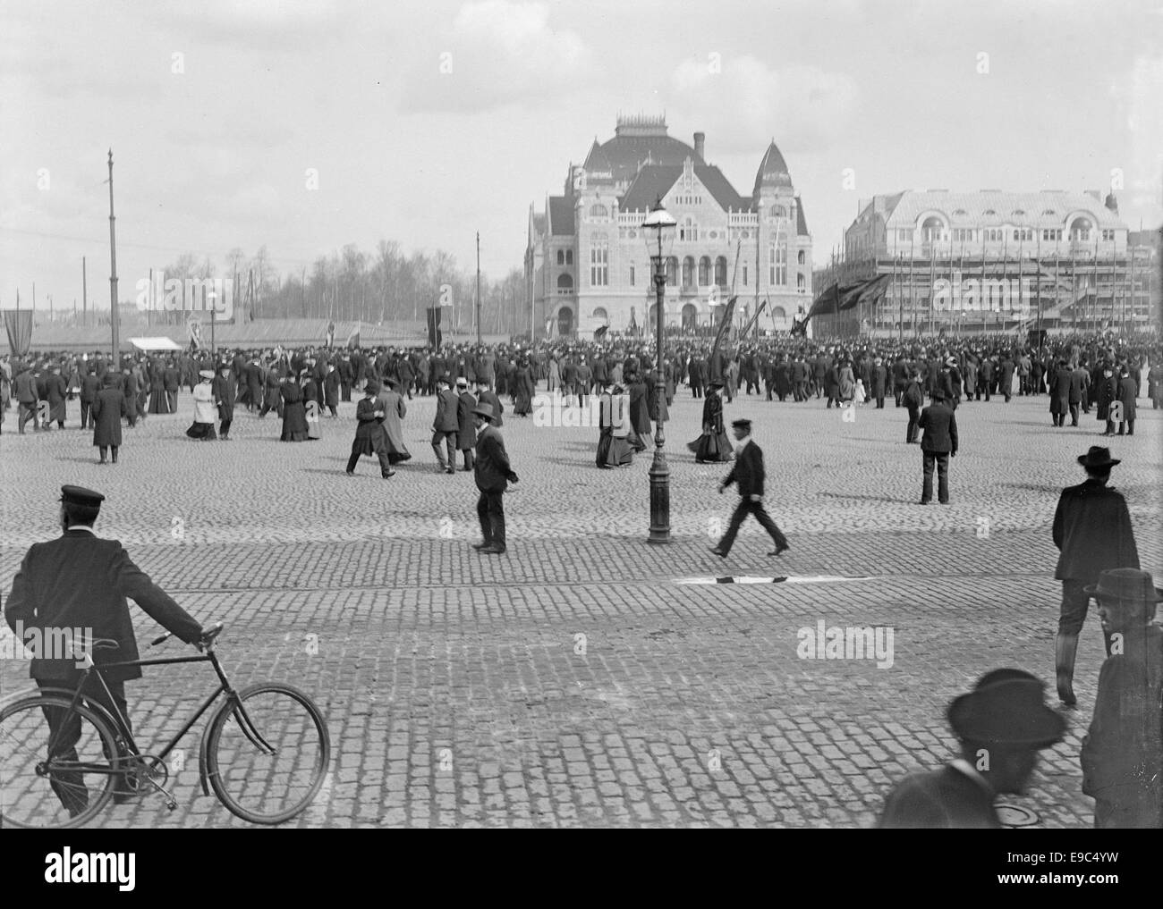 Zentralen Bahnhofplatz und das finnische Nationaltheater in Helsinki Stockfoto