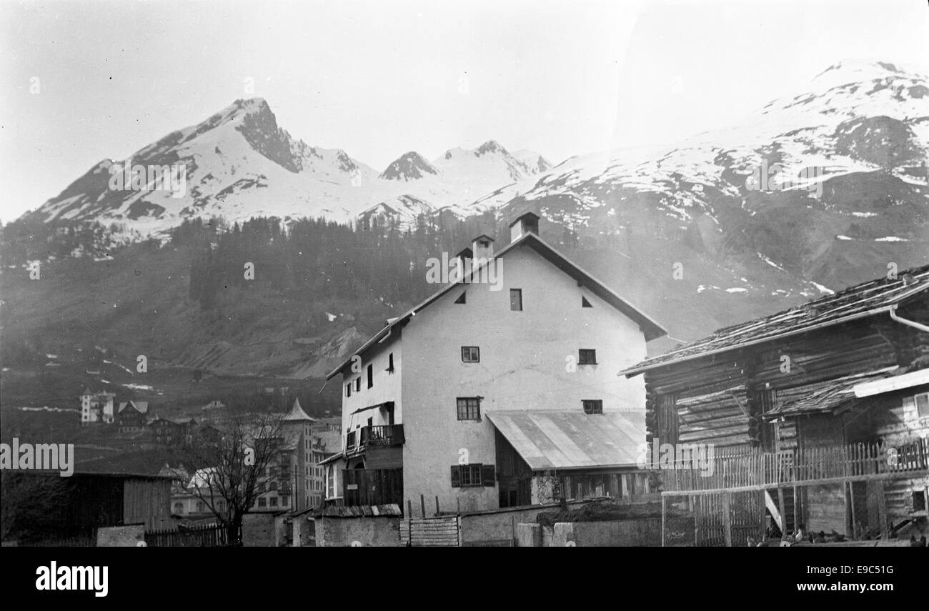 Ein Foto aus der Sammlung der Schwedischen Literaturgesellschaft, das die Stadt Davos in Finnland zeigt. Das Bild fängt die bergige Landschaft und die kulturelle Bedeutung der Gegend ein, wobei der Schwerpunkt auf der umliegenden natürlichen Schönheit liegt. Stockfoto