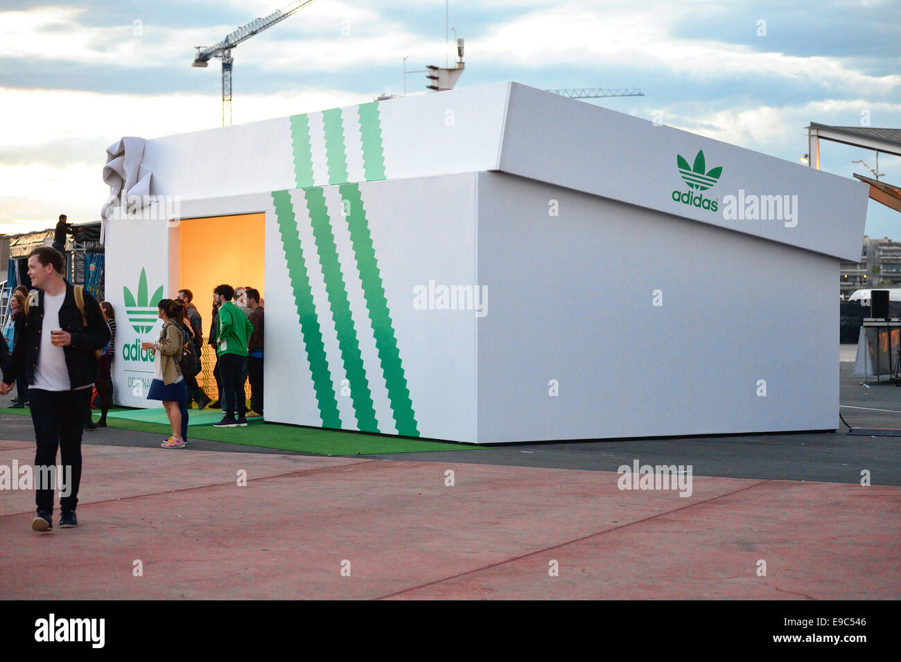 BARCELONA - 28 Mai: Der Adidas Store, einem riesigen Schuhkarton an Heineken Primavera Sound Festival 2014 (PS14). Stockfoto